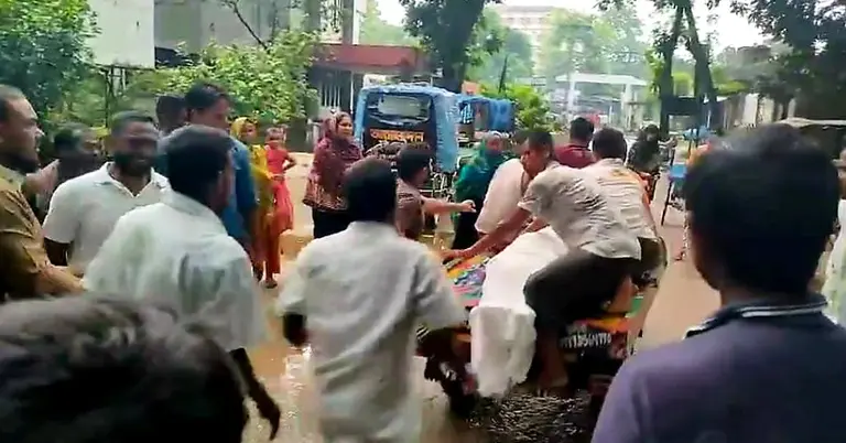 কৃষকদের মরদেহ নিয়ে যাওয়া হচ্ছে